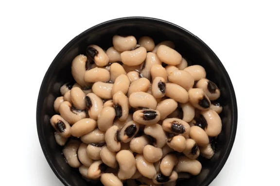 Black bowl filled with cooked black-eyed peas.
